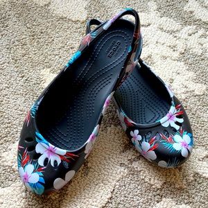 CROCS 🌸floral flat- Size 6-NEW CONDITION! Black with floral print